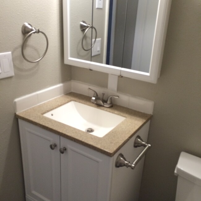 Building Photo - Super cute top level 1 bed w/ washer/dryer...