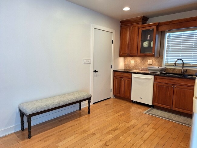 Building Photo - 227 Juneway Terrace