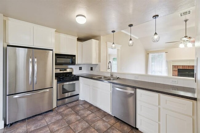 Building Photo - 16413 Village Green Dr