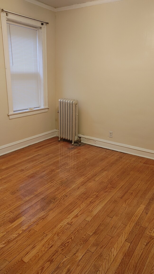 2nd bedroom - 7431 S Jeffery Blvd