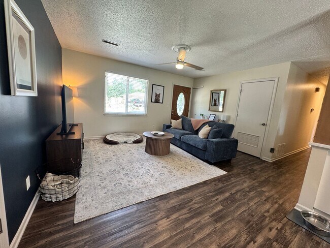 Building Photo - Newly remodeled Eastside home