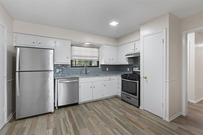 Building Photo - 325 Heartwood Dr