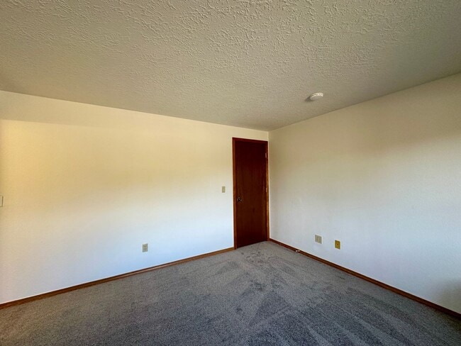 Building Photo - Well-Maintained Three Bedroom Home in West Salem