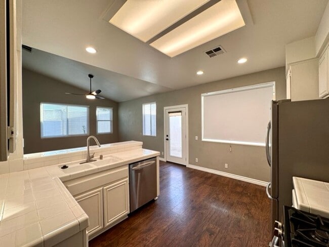 Building Photo - Bright and Open 3 Bedroom Home in Murrieta...