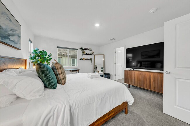 Building Photo - 6001 San Rafael Ln