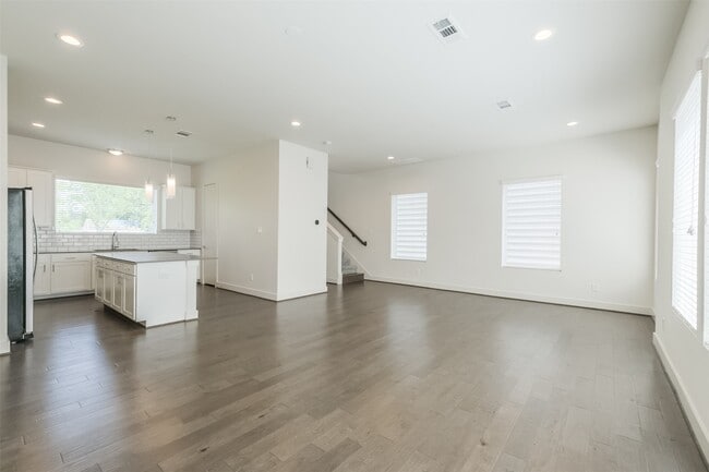 Building Photo - 4817 Martin Oaks Ln