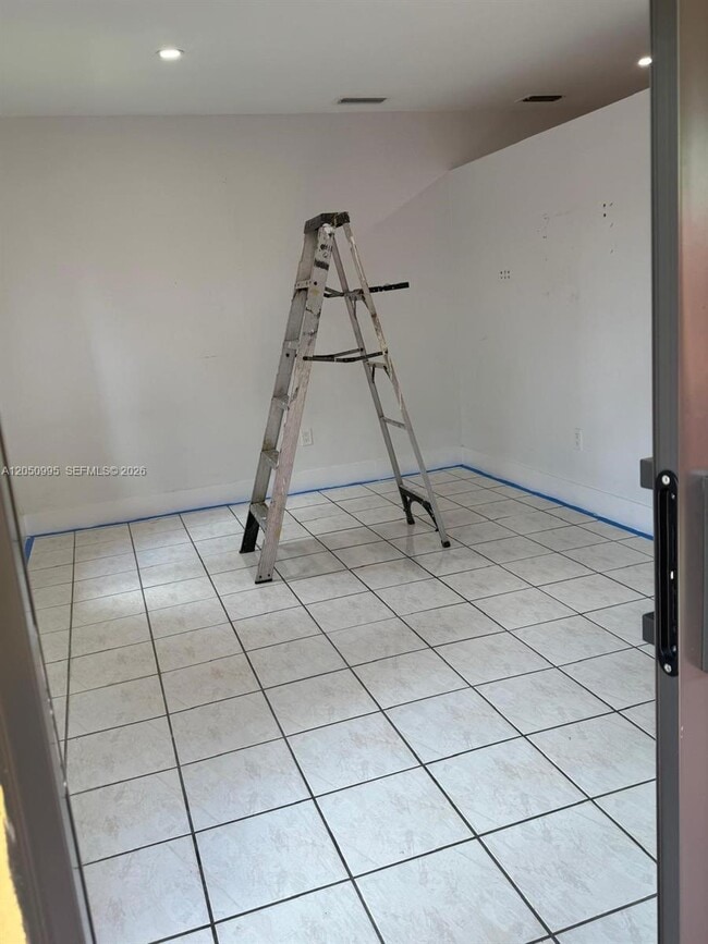 Building Photo - 765 W 70 Pl