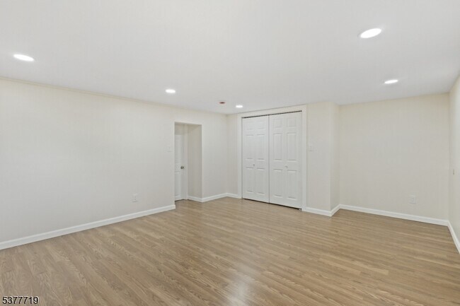 Building Photo - 86 Farnham Ave