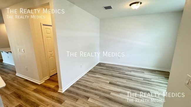 Building Photo - 2401 White Tail St