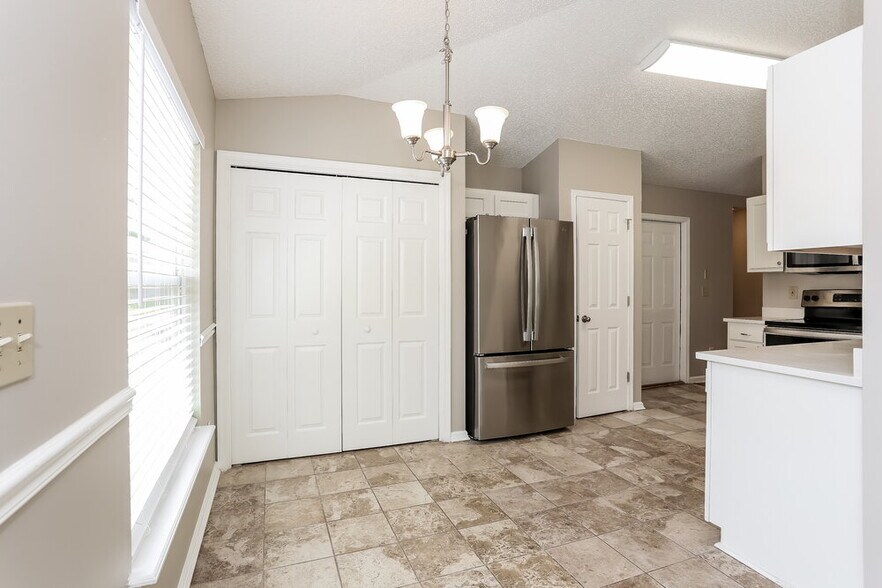 Building Photo - 1669 Spring Branch Dr W