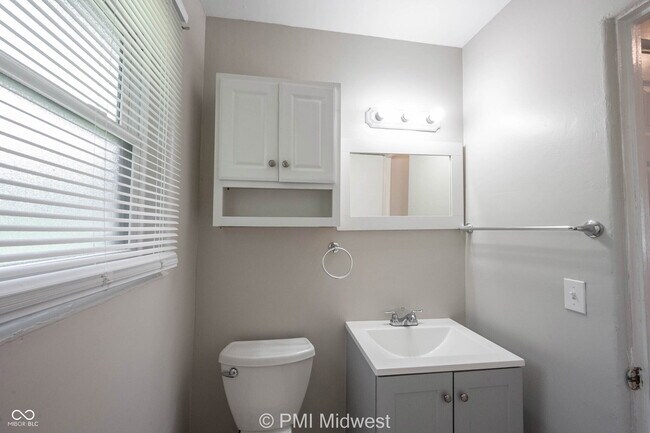 Building Photo - 5820 Grandview Dr