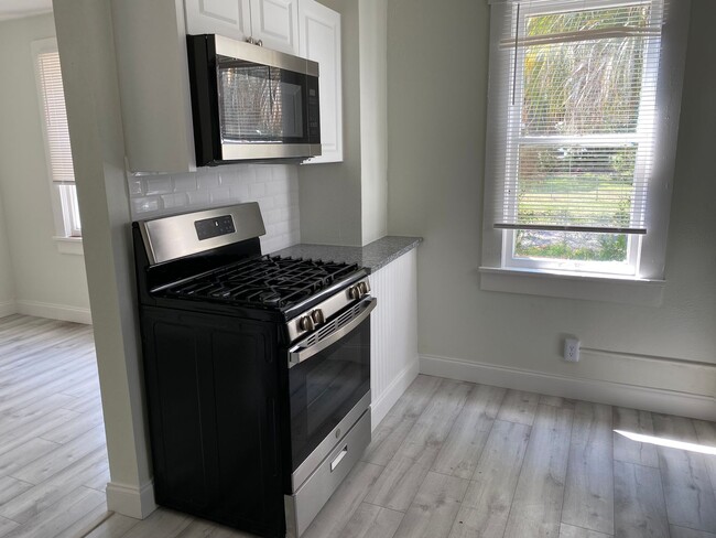 Building Photo - 18th Ave S Triplex