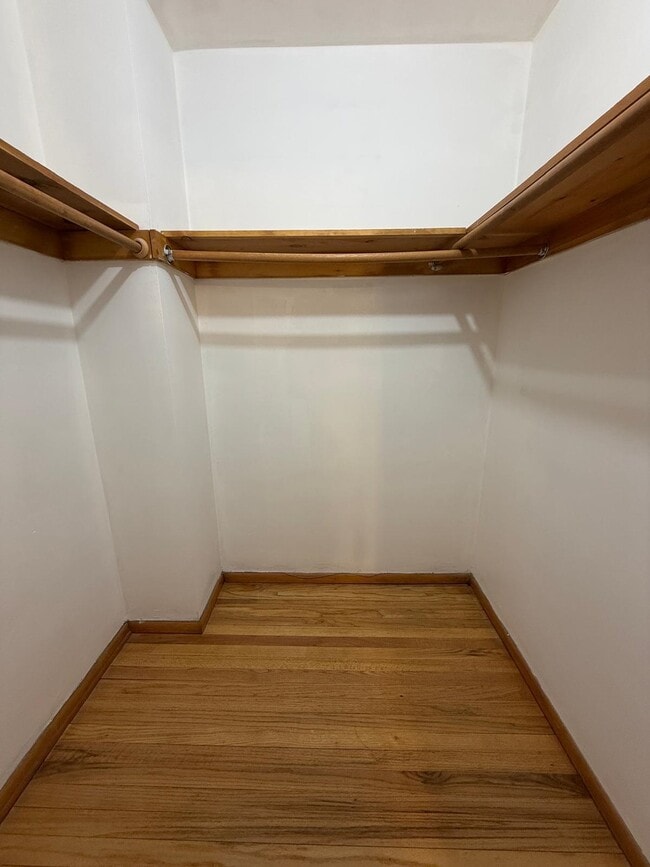 Building Photo - 10 E 10th St