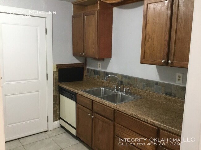 Building Photo - 4704 N Mueller Ave