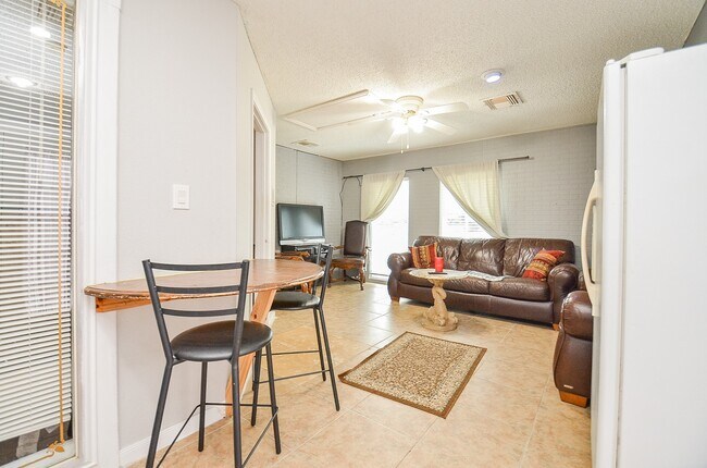 Building Photo - 13102 Richmond Ave.