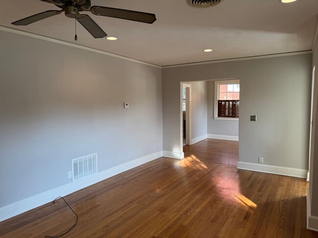 Building Photo - Adorable Home