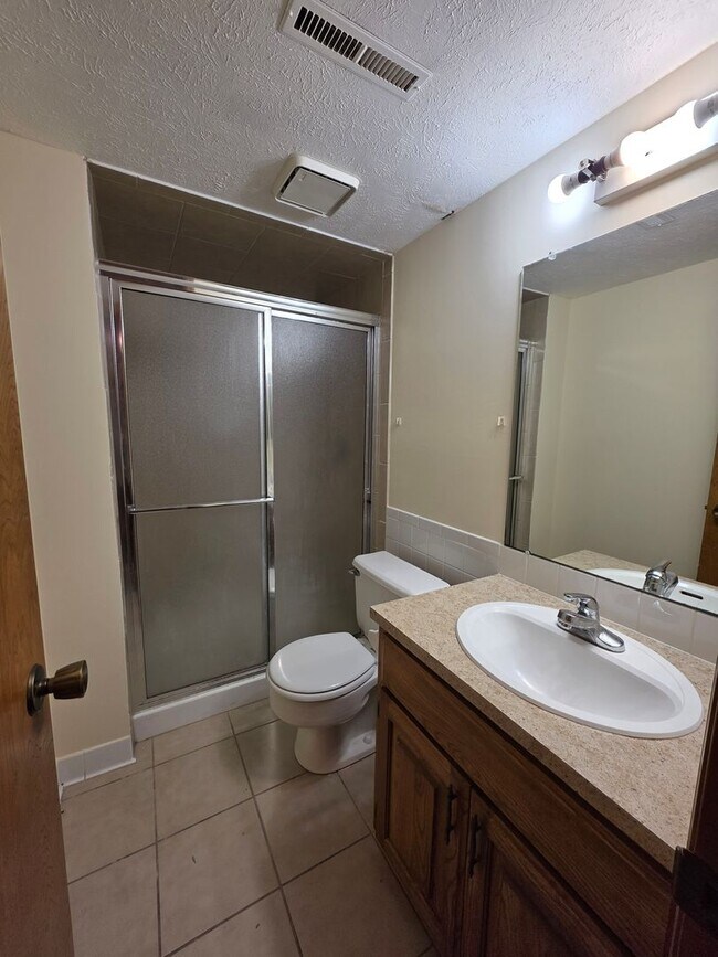 Building Photo - Lamplighter 1