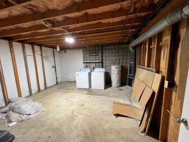 Building Photo - Spacious 3 Level Townhome with New Floorin...