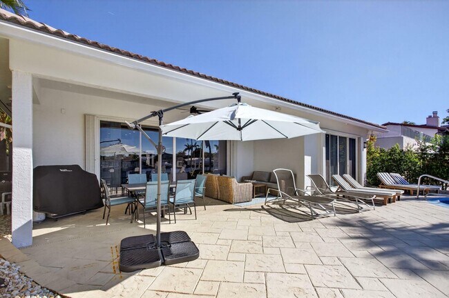 Building Photo - 513 S Riverside Dr