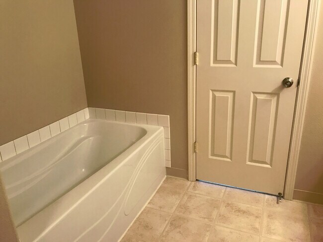 Building Photo - COMING SOON- Spacious Townhouse in Great C...