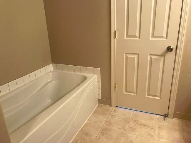 Building Photo - Spacious Townhouse in Great Central Locati...