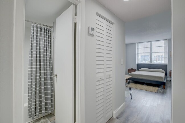 Building Photo - 500 Bayview Dr