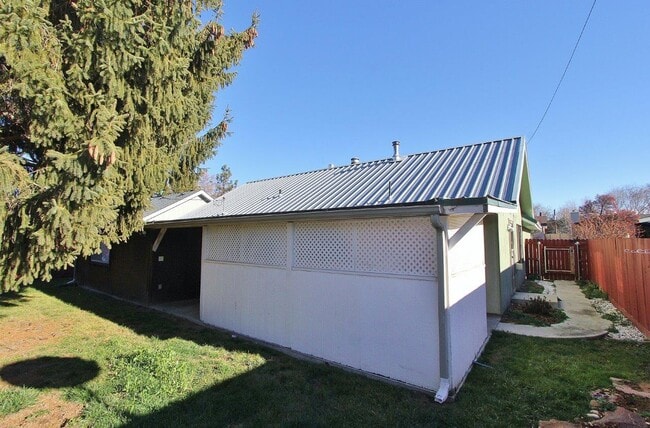 Building Photo - 2412 Robert Ave