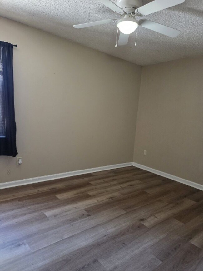Building Photo - Beautiful home in a very quiet neighborhood