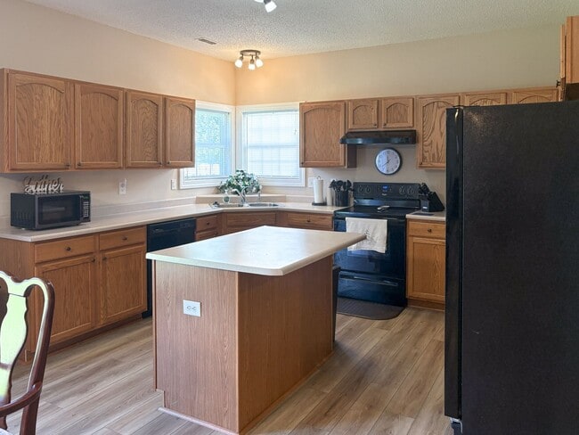 Building Photo - 3533 S Glasgow Cir