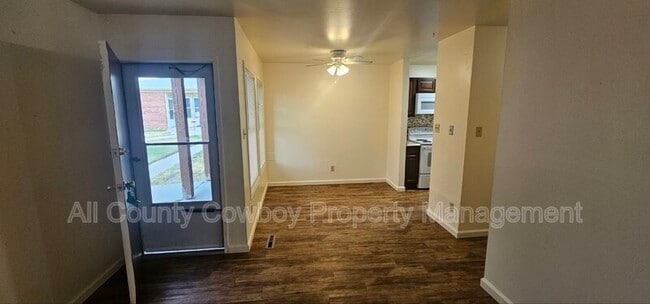 Building Photo - 126 S Cribbon Ave
