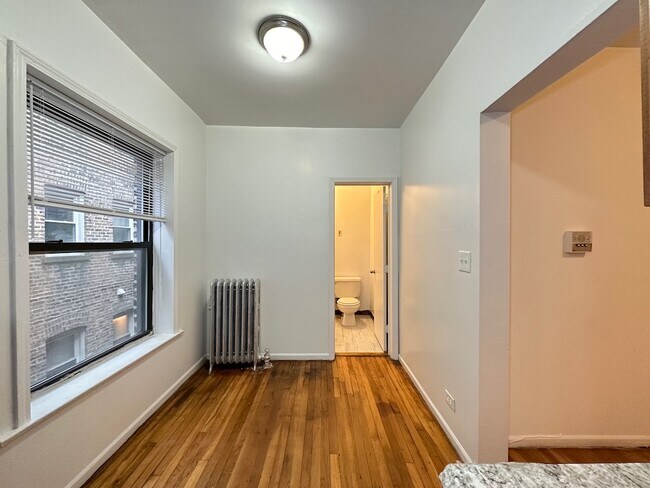 Building Photo - 933 W Sunnyside Ave