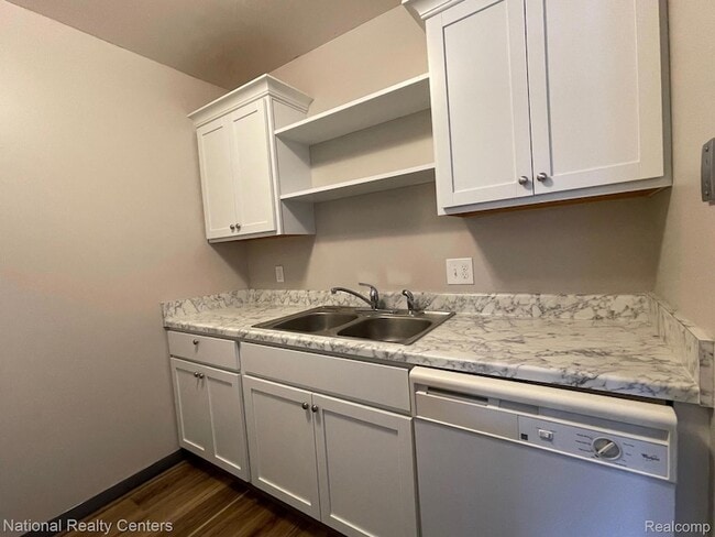 Building Photo - 8719 Meadowbrook Dr