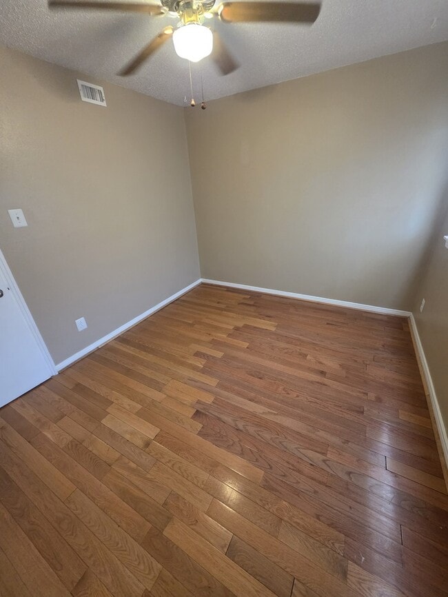 Building Photo - 3 bed 1.5 bath home, large backyard!