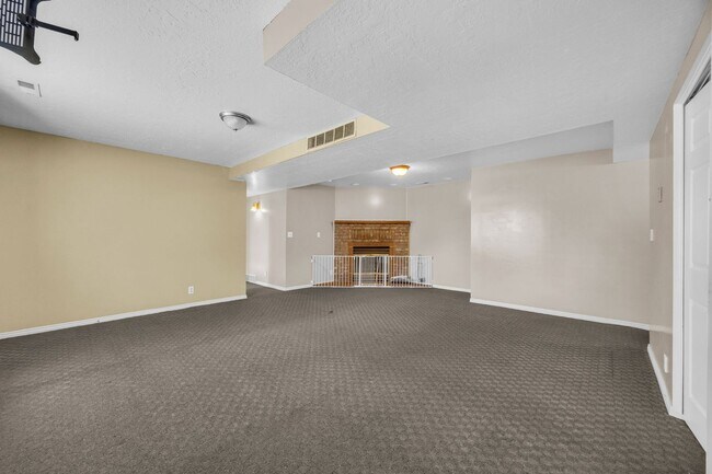 Building Photo - 567 N Allanwood Pl
