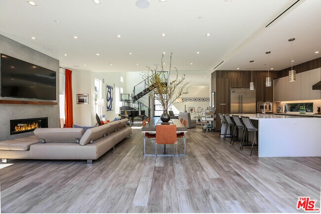 Building Photo - 912 N Crescent Heights Blvd