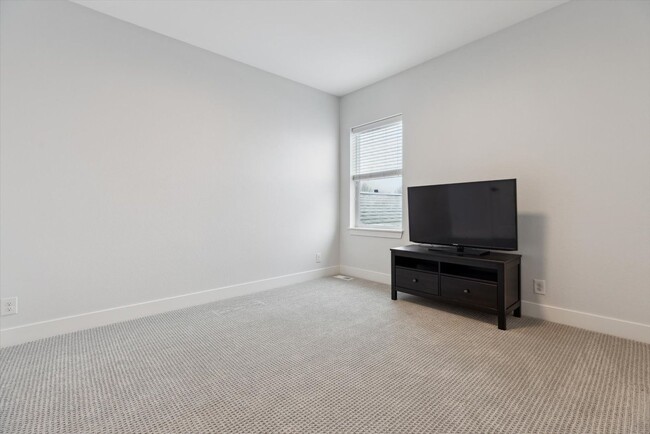 Building Photo - Luxury Home For Rent in Lowry