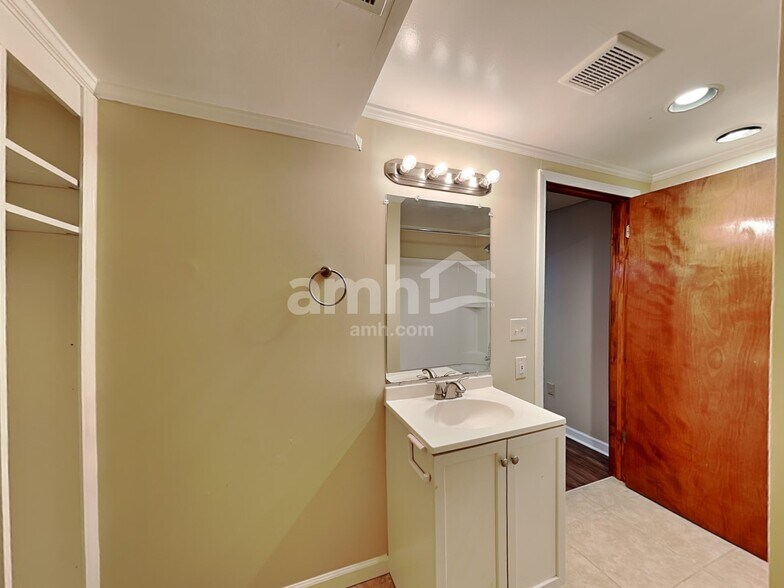 Building Photo - 2545 Willowgate Rd