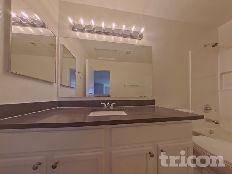 Building Photo - 11218 W Elm Ln