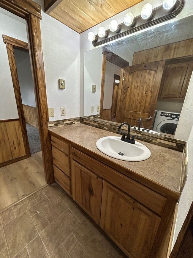 Building Photo - 253 W Main St