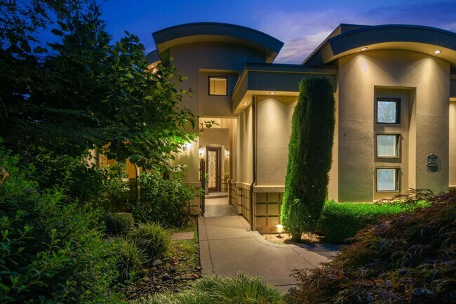 Building Photo - Live the Tuscan Life in Kirkland