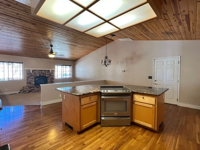 Building Photo - BEAUTIFUL Mountain Home