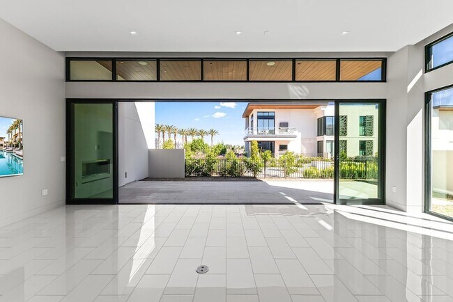 Building Photo - 6587 N Palmeraie Blvd