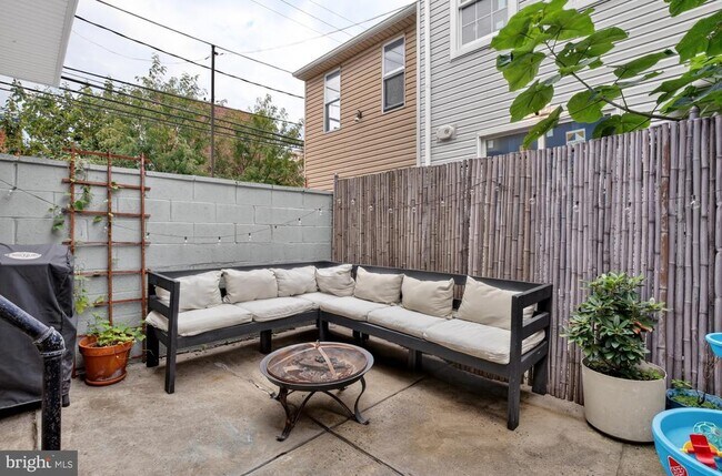 Building Photo - 1767 N Mascher St
