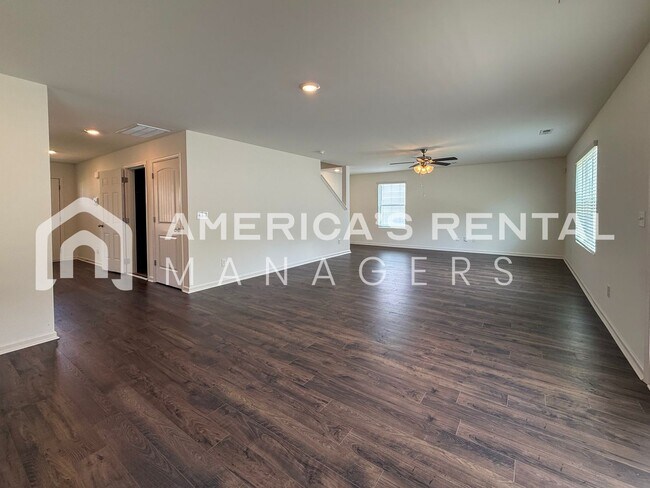 Building Photo - Move-in Special! Beautiful 5 Bed, 2 Bath h...