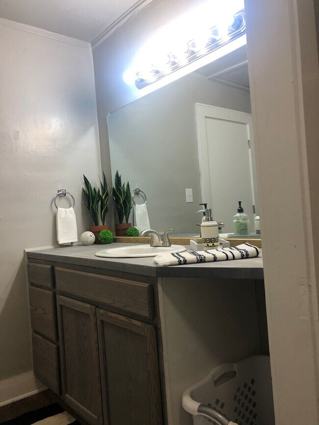 Building Photo - 1406 N Rosedale Ave