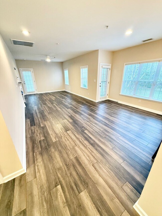 Building Photo - Modern Condo Near Lake Norman!!