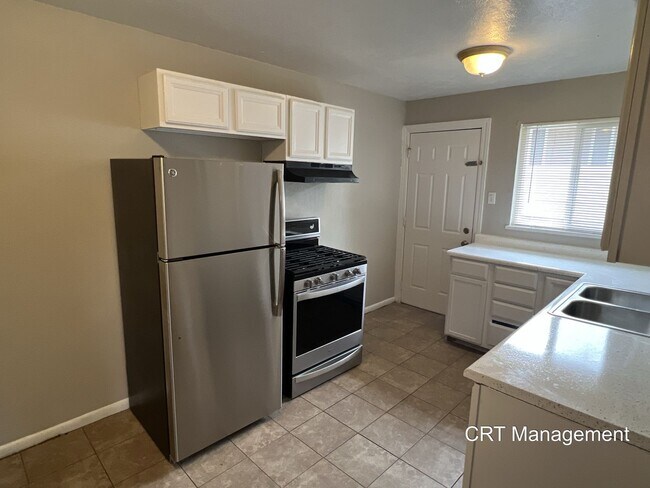 Building Photo - Freshly Updated 3-Bedroom, 1-Bathroom **FR...