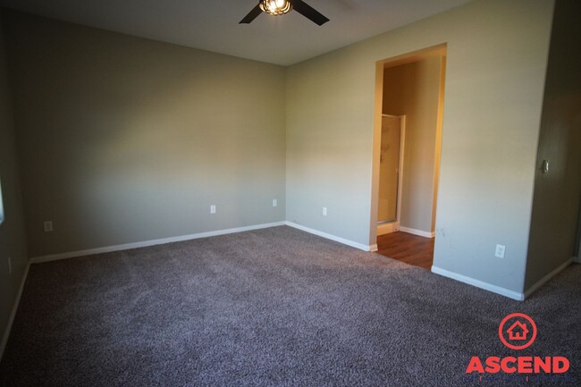Building Photo - Cutest Condo  in Downtown Bakersfield!