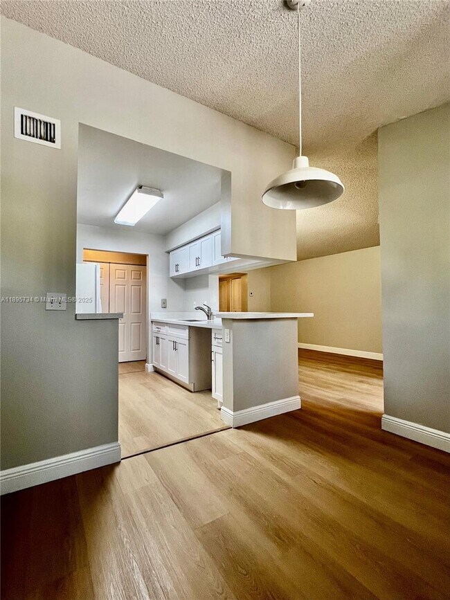 Building Photo - 9855 Westview Dr