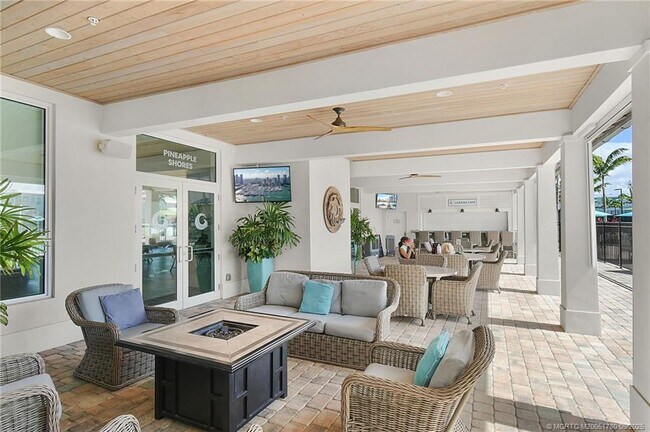 Building Photo - 257 NE Coastal Dr